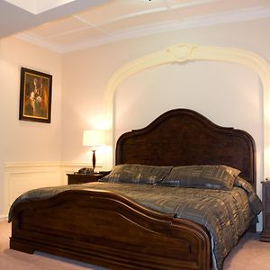 Deluxe Queen Suite